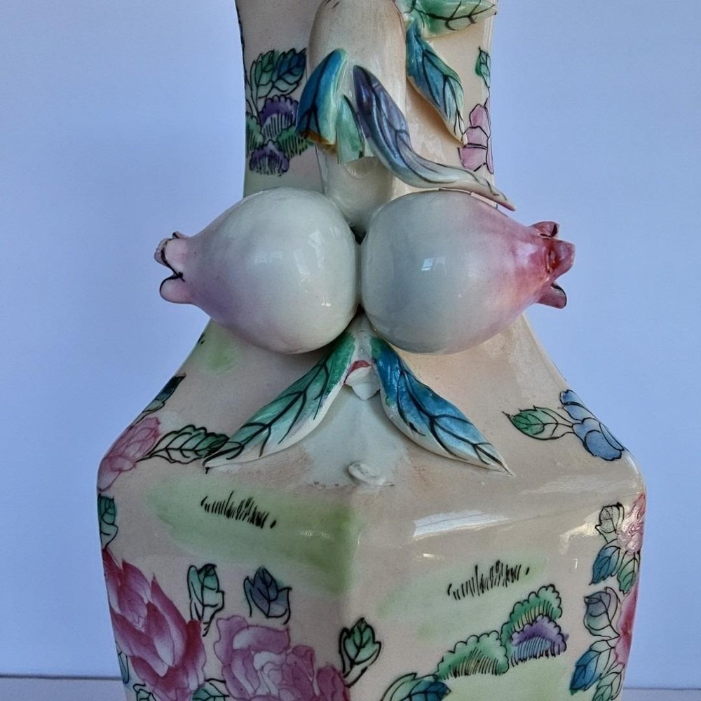 Vtg Chinoiserie Famille Verte Pink Polychrome Vase Hunting Dogs Pomegranate 1958 - Picture 10 of 16